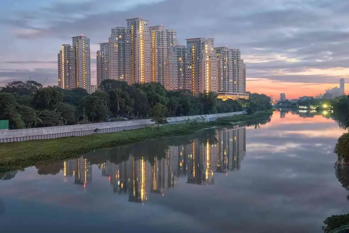 Abhee City Urban Glenn high-rise towers reflected in the lake at dusk, Gunjur, Varthur–Sarjapur Road, Bengaluru